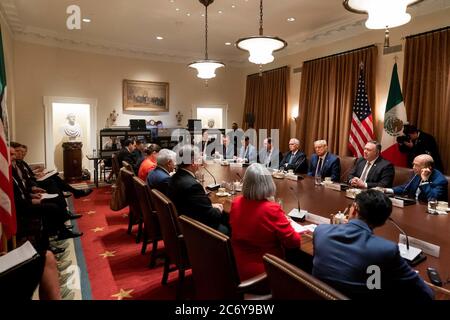 Washington, Stati Uniti d'America. 8 luglio 2020. Il presidente Donald J. Trump, a cui ha aderito il vice presidente Mike Pence e i membri del gabinetto, partecipa a un incontro bilaterale ampliato con il presidente messicano Andres Manuel Lopez Obrador mercoledì 8 luglio 2020, nella sala del gabinetto della Casa Bianca persone: Il presidente Donald Trump Credit: Storms Media Group/Alamy Live News Foto Stock