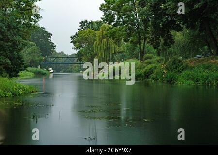 Oranienburg, Germania. 09 luglio 2020. Un ponte conduce sul canale di Oranienburg. Credit: Paul Zinken/dpa/ZB/dpa/Alamy Live News Foto Stock