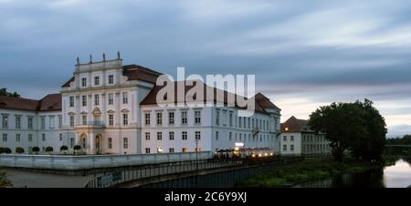 Oranienburg, Germania. 09 luglio 2020. Il castello Oranienburg (Brandeburgo) in serata. Credit: Paul Zinken/dpa/ZB/dpa/Alamy Live News Foto Stock
