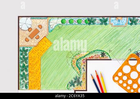 Landcape architetto studente progettazione giardino cortile piano in classe Foto Stock