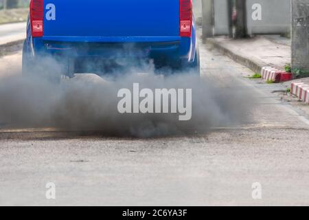 crisi dell'inquinamento atmosferico in città causato dal tubo di scarico dei veicoli diesel su strada Foto Stock