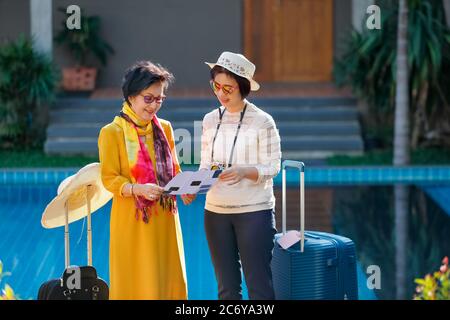 Vecchia donna anziana turistica con figlia Foto Stock