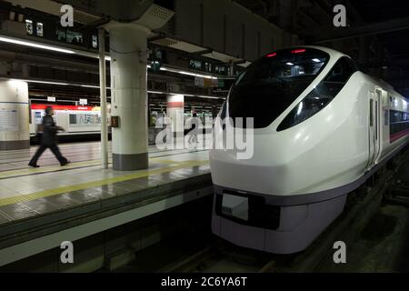 Un treno espresso Tokiwa serie E657 (K16) alla stazione di Ueno Tokyo, Giappone. Foto Stock