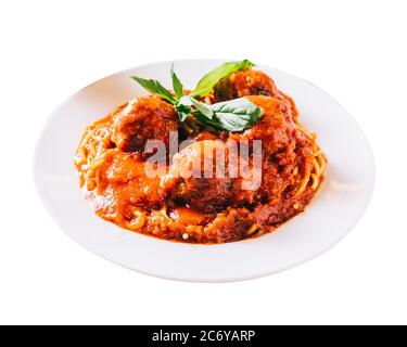 Polpette con salsa di pomodoro isolata su fondo bianco. Concetto di cucina domestica Foto Stock