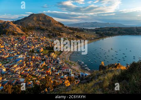 Paesaggio urbano aereo della città di Copacabana al tramonto sul lago Titicaca, Bolivia. Foto Stock