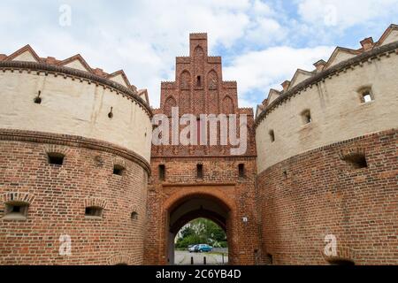 02 luglio 2020, Sassonia-Anhalt, Gardelegen: La porta Salzwedeler del bastione. Appartiene all'anello delle fortificazioni che fu costruito nel XVI secolo per proteggere la città. Quando l'industrializzazione avanzata ha portato ad una crescita della città, le fortificazioni intorno alla città sono state convertite in una passeggiata. Da allora, la città vecchia è stata circondata da una striscia verde lunga 2.5 chilometri. Wallanlagen Gardelegen fa parte della rete 'Gartenträume - historiische Parks in Sachsen-Anhalt' che celebra il suo 20° anniversario quest'anno. Foto: Klaus-Dietmar Gabbert/dpa-Zentralbild/ZB Foto Stock