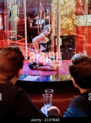 Amburgo, Germania. 11 Luglio 2020. Una ballerina danzava nel 'Show Bar di Susi' in un tubo in plexiglass, che dovrebbe proteggere lei e gli ospiti contro il virus corona. (A dpa 'il trampolino in plexiglas tube - Susis Show Bar diventa inventivo') Credit: Markus Scholz/dpa/Alamy Live News Foto Stock