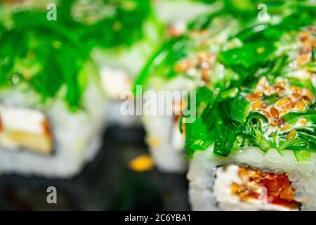 Panini con pesce, formaggio e alghe verdi. Un piatto tradizionale Giapponese. Primo piano Foto Stock