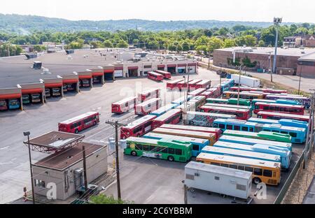 Allegheny County Port Authority autobus parcheggiati nel garage della stazione East Liberty visto da Bakery Square, Pittsburgh, Pennsylvania, USA Foto Stock