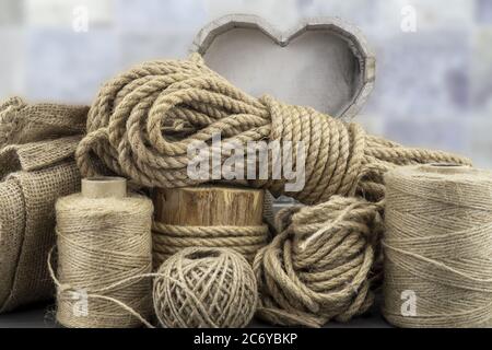 Rotoli assortiti di spago di iuta e cordicella con matasse di corda in un primo piano rustico still life Foto Stock