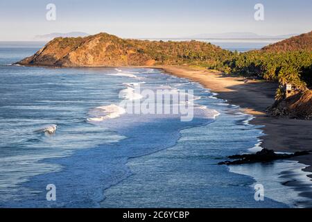 Spiaggia di El Calvario lungo la costa del Pacifico, Guerrero, Messico. Foto Stock