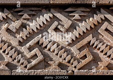 Particolare degli antichi glifo sulle pareti delle rovine di Mitla a Oaxaca, Messico. Foto Stock