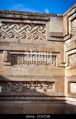 Glifos sulle pareti interne delle rovine di Mitla a Oaxaca, Messico. Foto Stock