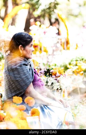 Una donna Purepocha nel cimitero del giorno dei morti a Tzintzuntzan, Michoacan, Messico. Foto Stock