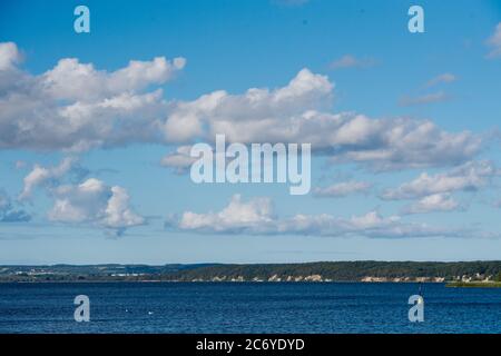 Ralswiek, Germania. 8 luglio 2020. Vista dal porto di Ralswiek al Grande Jassmuder Bodden. Ralswiek è uno dei luoghi di insediamento più antichi dell'isola di Rügen ed è stato un importante centro di commercio marittimo slavo. Credit: Stefan Sauer/dpa-Zentralbild/dpa/Alamy Live News Foto Stock