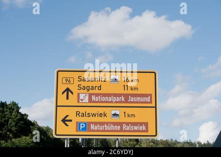 Ralswiek, Germania. 8 luglio 2020. Il cartello della B96 vicino a Raswiek indica la B 96 direzione Sassnitz. Credit: Stefan Sauer/dpa-Zentralbild/dpa/Alamy Live News Foto Stock