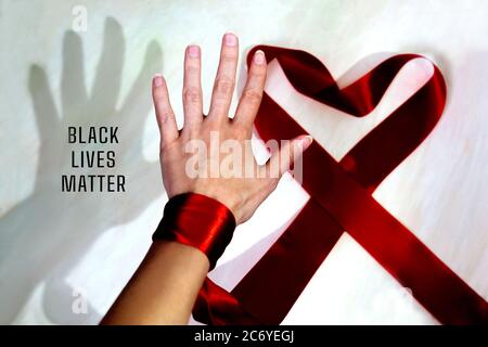 Ombra nera e palma bianca e iscrizione Black Lives Matter. Cuore dal nastro rosso. Simbolo uguale. Nessun concetto di razzismo. Foto Stock