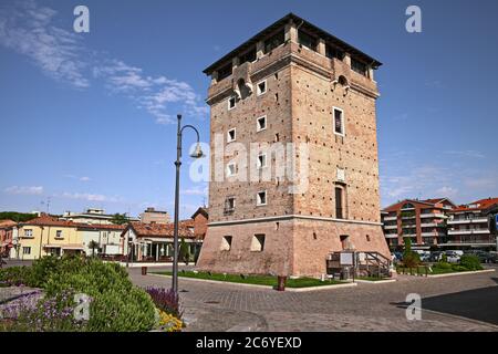 Cervia, Ravenna, Emilia-Romagna, Italia: L'antica torre difensiva di San Michele sul porto canale della pittoresca città sulla costa adriatica Foto Stock