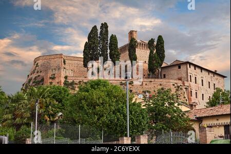 Meldola, Forli-Cesena, Emilia Romagna, Italia: L'antica fortezza nel pittoresco centro storico Foto Stock