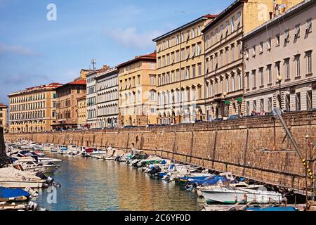 Livorno, Toscana, Italia - 14 aprile 2020: Vista degli antichi edifici e del canale con le barche all'interno della città Foto Stock