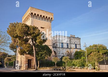 Castiglioncello, Rosignano Marittimo, Livorno, Toscana, Italia: L'antica torre del XVII secolo, faceva parte del sistema di vista della costa Foto Stock