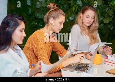 Giovani donne d'affari si sono riunite per discutere idee di affari, progetti. Partenariato caucasico Foto Stock