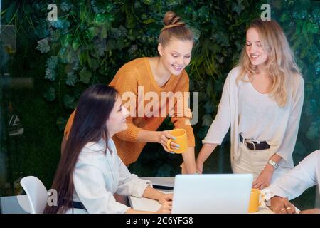Giovani donne d'affari si sono riunite per discutere idee di affari, progetti. Partenariato caucasico Foto Stock