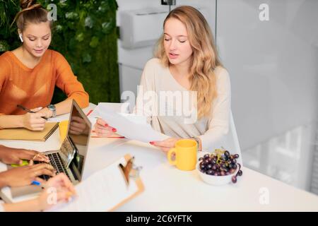 Giovani donne d'affari si sono riunite per discutere idee di affari, progetti. Partenariato caucasico Foto Stock