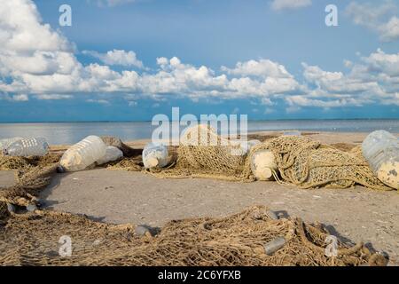 Una rete da pesca, strung con vecchie bottiglie d'acqua per galleggiare, siede su un molo presso la laguna del Mar Baltico. A Nida, Spagna curoniana, Lituania. Foto Stock
