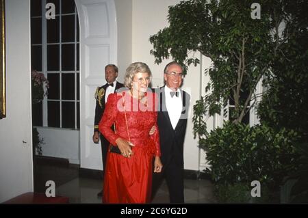 La Giustizia associata della Corte Suprema Sandra Day o'Connor, a sinistra, e suo marito, John J. o'Connor, III, arrivano alla Casa Bianca a Washington, DC per la cena di Stato in onore del presidente Carlos Salinas de Gortari del Messico, ospitato dal presidente degli Stati Uniti George H.W. Bush e la prima signora Barbara Bush il 3 ottobre 1989.Credit: Ron Sachs / CNP / MediaPunch Foto Stock