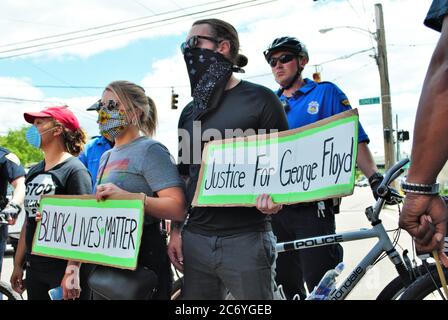 Dayton, Ohio, Stati Uniti 05/30/2020 manifestanti a una vita nera materia rally marciando lungo la strada tenendo segni e indossare maschere Foto Stock