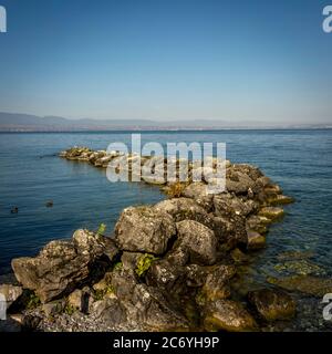 Molo di pietra sul Lago di Ginevra, alta Savoia, Auvergne-Rodano-Alpi, Francia Foto Stock