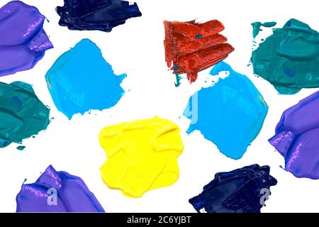 Tratti di vernice acrilica multicolore su sfondo bianco. Colori rosso, giallo, blu, verde, viola. Foto Stock