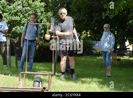 Vienna, Austria. 12 luglio 2020. La gente partecipa al Bauerngolf in una fattoria a Vienna, Austria, 12 luglio 2020. "Bauerngolf" significa che il golf degli agricoltori è un divertente evento sportivo fondato dagli agricoltori locali a Vienna, che si tiene in alcuni fine settimana da giugno a ottobre. Questa attività sportiva utilizza scarpe in gomma come oggetto di lancio e vari tipi di attrezzi agricoli come obiettivi per segnare più giri di lancio. Il concorso si svolge dal 2008, e chiunque sia interessato può partecipare gratuitamente. Credit: Guo Chen/Xinhua/Alamy Live News Foto Stock