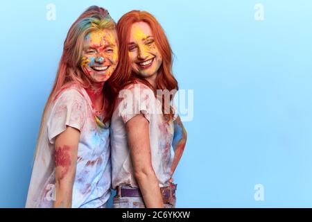 nazionale, festa di famiglia, due amici felici e impressionanti prendono parte alla macchia di colori. primo piano ritratto. copia spazio Foto Stock