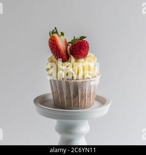 Biscotti lamponi dolci, fragole e mirtilli muffin su bianco. Foto Stock