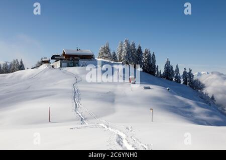 Rotenflue, Svizzera, 4 novembre 2019: Stazione superiore della funivia da Schwyz a Rotenflue in una giornata invernale nella Svizzera centrale. Foto Stock