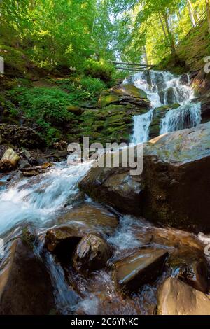 grande caduta d'acqua nella foresta. bellissimo paesaggio naturale. fiume tra le rocce. fresco scenario estivo. Shypot è una popolare attrazione turistica di Pyl Foto Stock