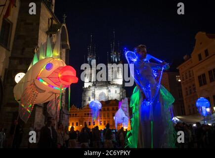 Praga, Repubblica Ceca. 12 luglio 2020. Membri della V.O.S.A. Il Teatro ensemble mostra i visitatori che si esibono nell'ambito del 12° Festival del Teatro di Praga chiamato Behind the Doors, il 12 luglio 2020, sulla Piazza della Città Vecchia di Praga, Repubblica Ceca. Credit: Katerina Sulova/CTK Photo/Alamy Live News Foto Stock