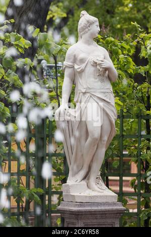 San Pietroburgo, Russia - 19 maggio 2018: Statua classica nel Giardino d'Estate. Fondato nel 1704, il giardino è il luogo preferito per il tempo libero nel cuore della città Foto Stock