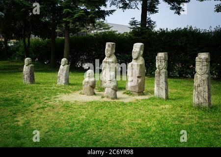 Seoul, Corea del Sud - 1 giugno 2014, statua di pietra coreana d'epoca nel campo di vetro del National Folk Museum of Krea, Seoul, Corea del Sud. Foto Stock