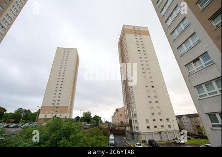 Glasgow Scozia, Regno Unito. 13 luglio 2020. Nella foto: Appartamenti alti nella zona di Stobhill di Glasgow raggiungono in alto il cielo apparentemente graffiando la parte inferiore della fitta base di nube grigia che pende su tutta Glasgow questa mattina. Credit: Colin Fisher/Alamy Live News Foto Stock