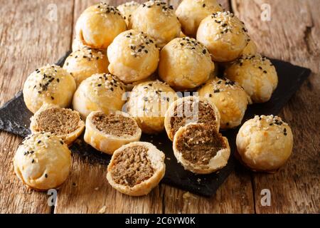 I biscotti Tambun sono una forma miniaturizzata di Tau SAR Pneah entrambe le famose prelibatezze Penang fatte con farina di grano, zucchero, pasta di fagioli verdi chiocò sulla t Foto Stock