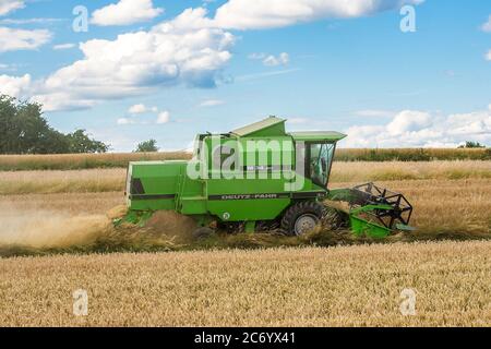 Bamberg, Germania 11 luglio 2020: Immagini simboliche - 2020 contadini alla raccolta del grano con la mietitrebbia su un campo di grano a Trosdorf vicino Bamberg, Deutz M34.80, | utilizzo in tutto il mondo Foto Stock