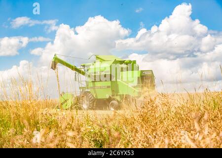 Bamberg, Germania 11 luglio 2020: Immagini simboliche - 2020 contadini alla raccolta del grano con la mietitrebbia su un campo di grano a Trosdorf vicino Bamberg, Deutz M34.80, | utilizzo in tutto il mondo Foto Stock