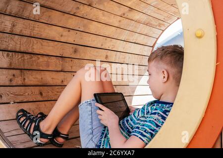 Bel ragazzo con lo smartphone che gioca a giocare Foto Stock