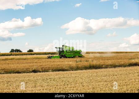 Bamberg, Germania 11 luglio 2020: Immagini simboliche - 2020 contadini alla raccolta del grano con la mietitrebbia su un campo di grano a Trosdorf vicino Bamberg, Deutz M34.80, | utilizzo in tutto il mondo Foto Stock