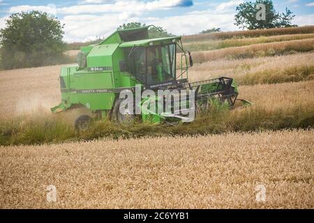 Bamberg, Germania 11 luglio 2020: Immagini simboliche - 2020 contadini alla raccolta del grano con la mietitrebbia su un campo di grano a Trosdorf vicino Bamberg, Deutz M34.80, | utilizzo in tutto il mondo Foto Stock