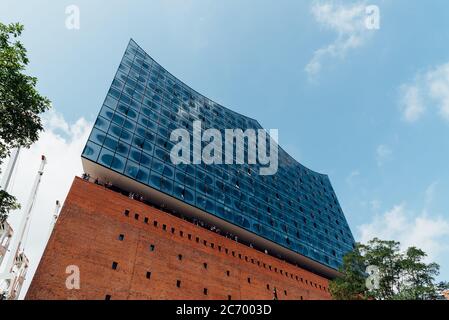 Amburgo, Germania - 7 agosto 2019: Elbphilharmonie o Elbe Philharmonic Hall nel quartiere di HafenCity. Progettato dallo studio di architettura Herzog e de Meu Foto Stock