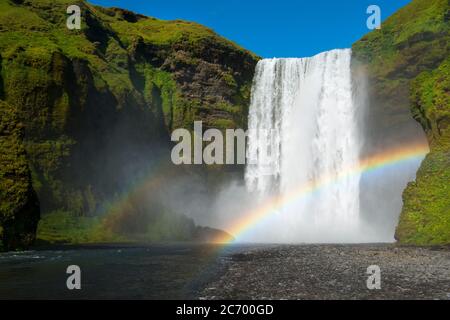 Cascata Skogafoss con doppio arcobaleno in perfetta giornata di sole, Islanda Foto Stock